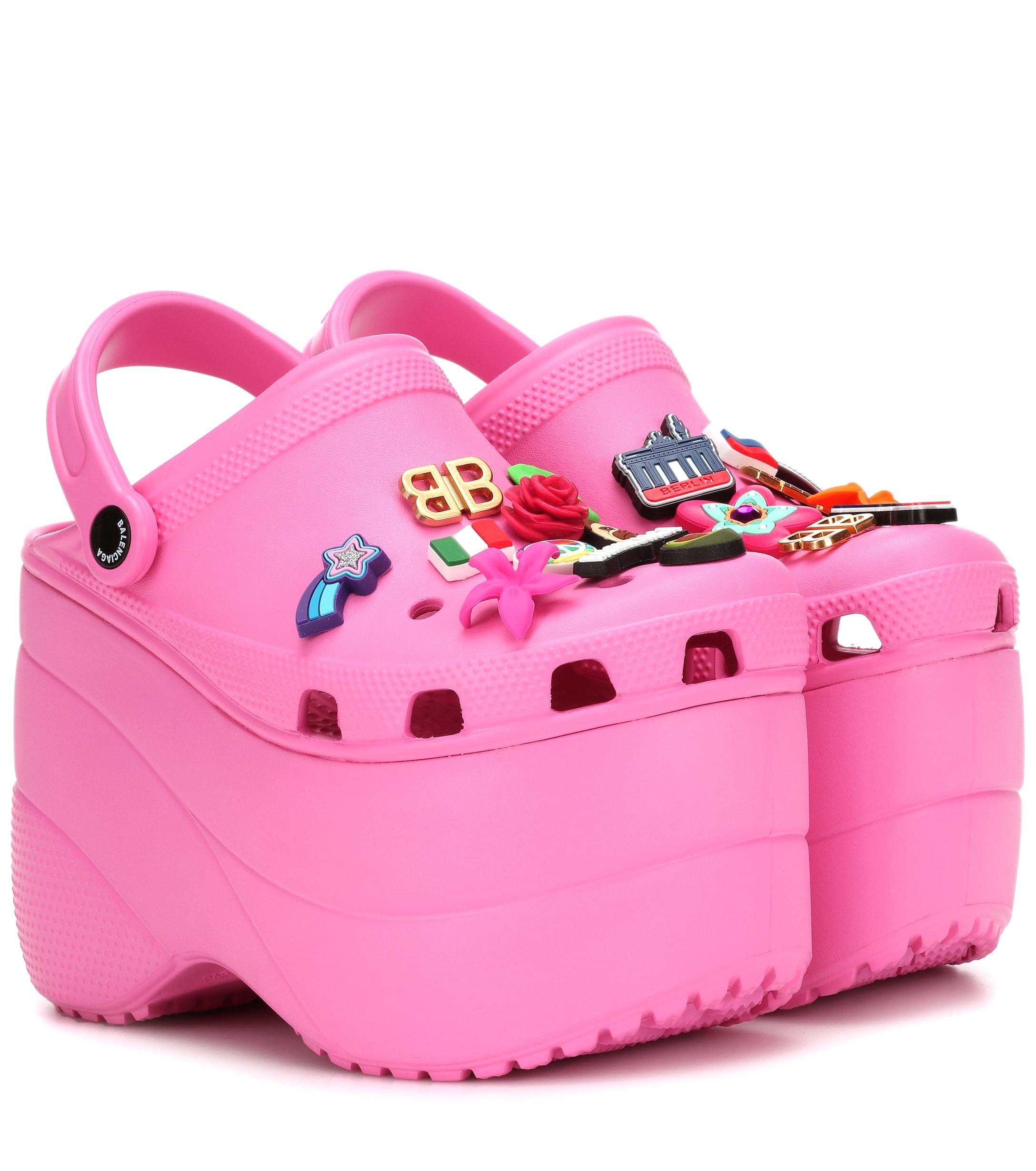 balenciaga-rose-bonbon-Platform-Crocs.jpeg