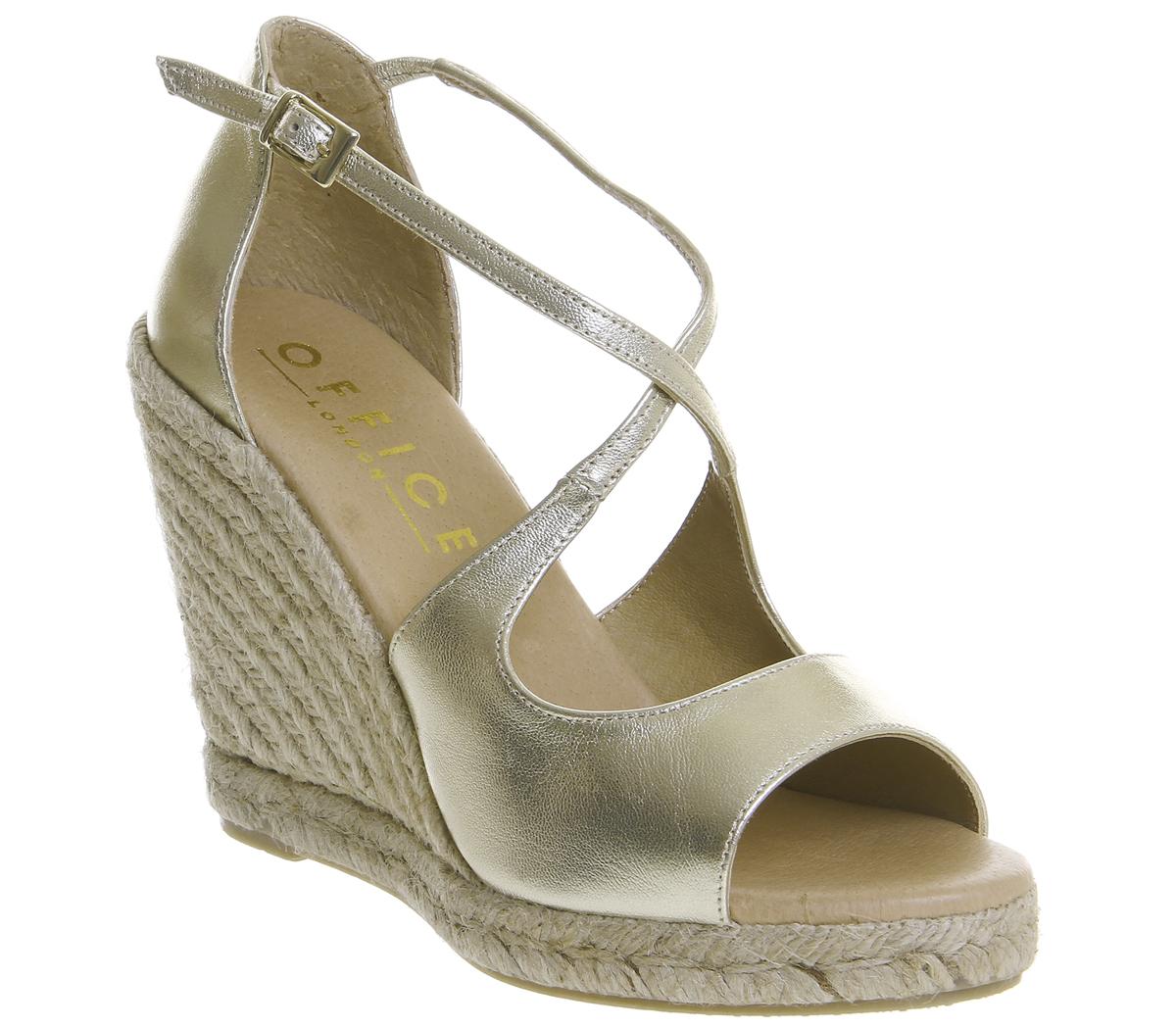 shoes for walking in the sea