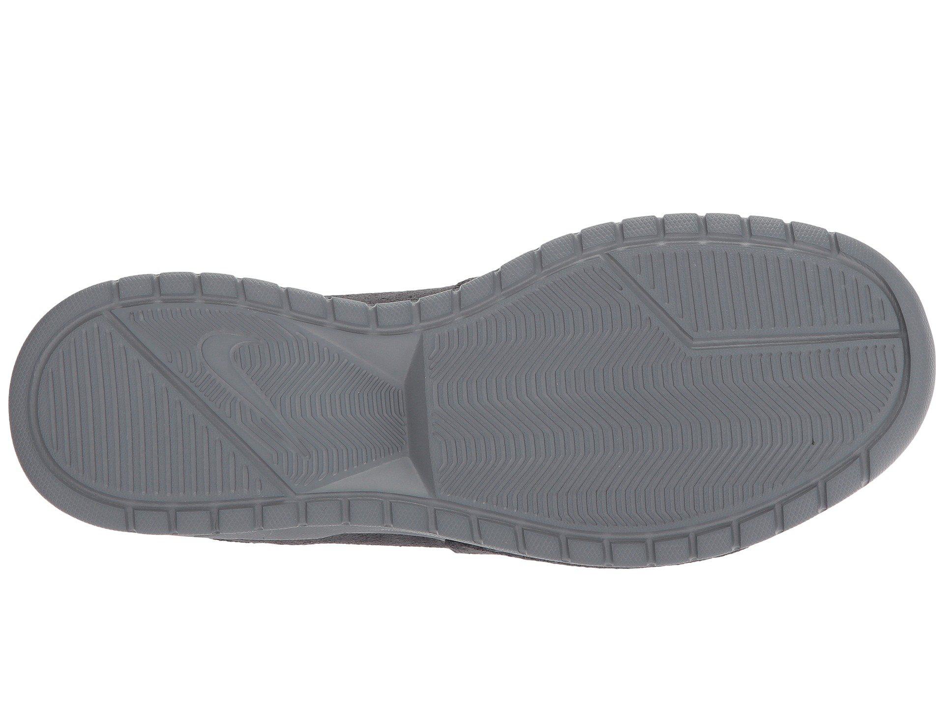 nike benassi slip on feet